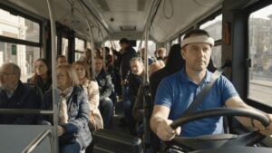 Autista autobus indossa Aigo